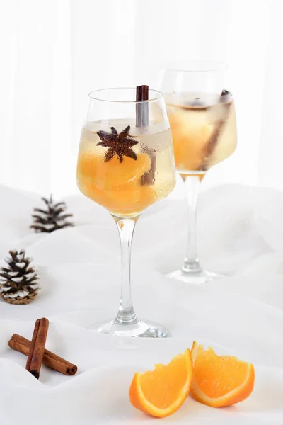 オレンジジュースとウォッカで作られた軽いクリスマススプリンガー あなたの休日のパーティーを始めるのに最適なカクテル — ストック写真