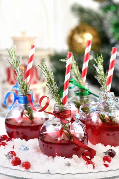 姜汁加补品和覆盆子汁 这种鸡尾酒充满了节日的圣诞风味 在透明的碗中与迷迭香分枝一起食用 — 图库照片