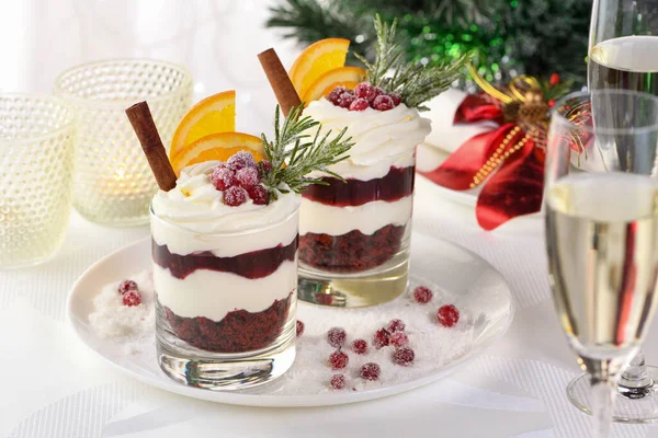 圣诞红莓甜点 带有睫毛膏和奶油 巧克力饼干碎屑和红莓果酱 配以橙片 糖果红莓和迷迭香 — 图库照片