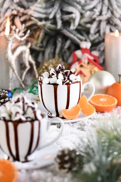 Horká Čokoláda Marshmallows Bílém Keramickém Hrnku Mandarinkami Sněžném Stole Koncept — Stock fotografie