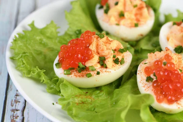 装鲑鱼鱼子酱的鸡蛋在任何场合都是受欢迎的开胃菜 它们装饰华丽 经验丰富 在宴会上总是一个漂亮的开胃菜 — 图库照片