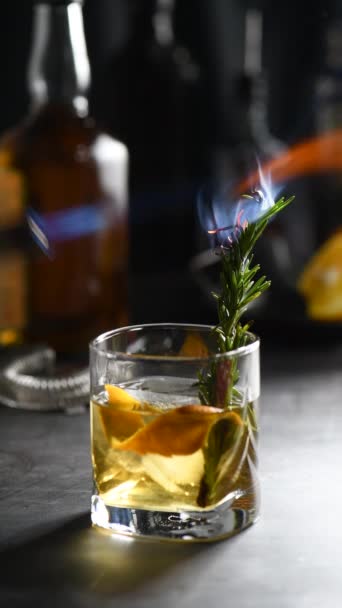 鸡尾酒尾的老时尚黑人 威士忌的口感被糖分所平衡 香草药水和熏香迷迭香增加了风味和原味 配上冰块和橙子 — 图库视频影像