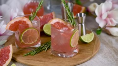  Kokteyl Rose Paloma. Taze limon ve biberiye taze greyfurt suyu ve tekilayla birlikte. Alkolsüz bir içki istiyorsanız alkolü bırakın ve daha fazla meyve suyu veya tonik ekleyin.