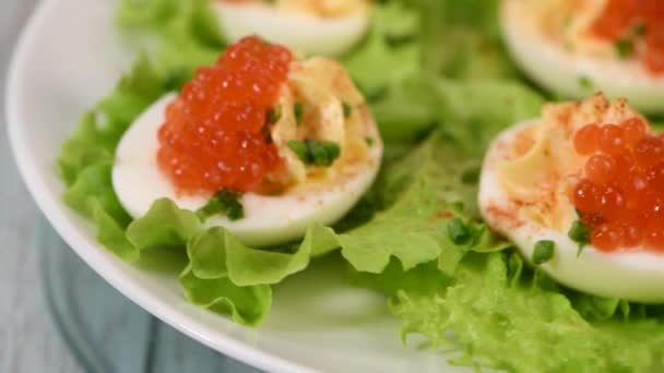 Γιορτινό Τραπέζι Χωρίς Γεμιστά Αυγά Προσθέστε Πικάντικο Μορφή Κόκκινου Πιπεριού — Αρχείο Βίντεο