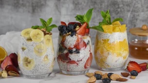 Denna Chia Pudding Gjord Med Grekisk Yoghurt Och Bitar Frukt — Stockvideo