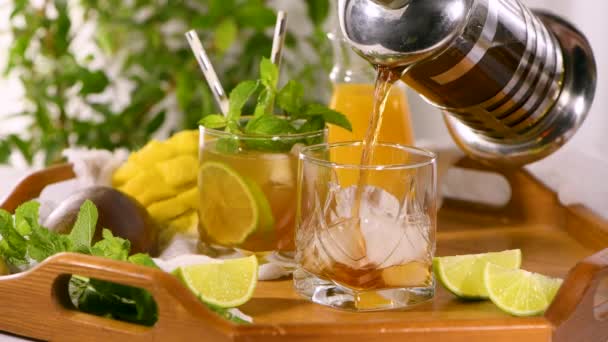 Zrób Mrożoną Herbatę Mango Limonką Miętą Odświeżający Organiczny Napój Bezalkoholowy — Wideo stockowe