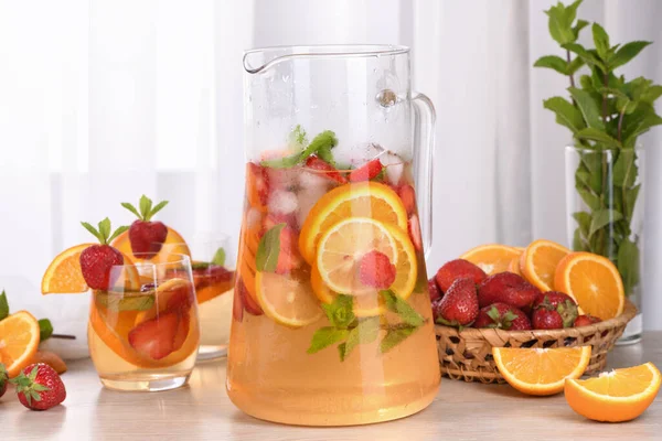 Summer Sangria Cocktail Λεμονάδα Φράουλα Πορτοκάλι Και Μέντα Αναζωογονητικό Βιολογικό — Φωτογραφία Αρχείου