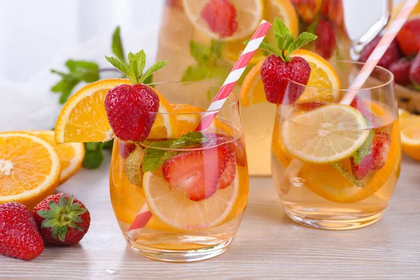 Verano Cóctel Sangría Limonada Con Fresa Naranja Menta Refrescante Bebida —  Fotos de Stock