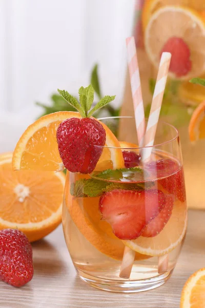Summer Sangria Cocktail Λεμονάδα Φράουλα Πορτοκάλι Και Μέντα Αναζωογονητικό Βιολογικό — Φωτογραφία Αρχείου