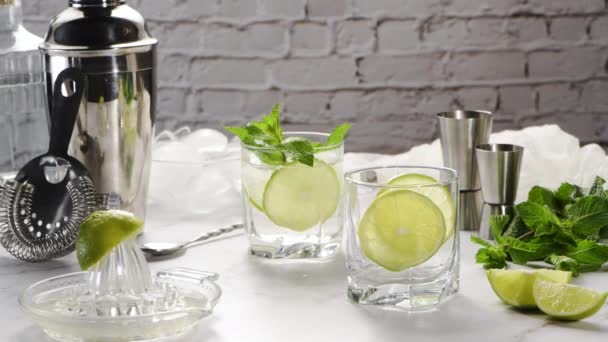 Een Verfrissende Mojito Cocktail Citroen Limoen Munt Sprankelend Water Met — Stockvideo