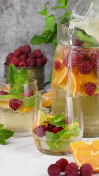 Remplissez Verre Fruits Avec Cocktail Summer Sangria Une Limonade Framboise — Video