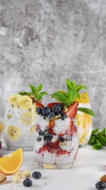 Ten Chia Pudding Jest Wykonany Greckiego Jogurtu Kawałków Owoców Miodu — Wideo stockowe