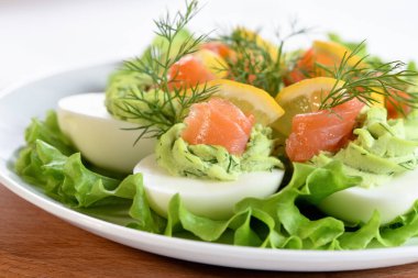 Avokado, somon ve limonla doldurulmuş yumurta. Tatil masanız için mükemmel bir aperatif..