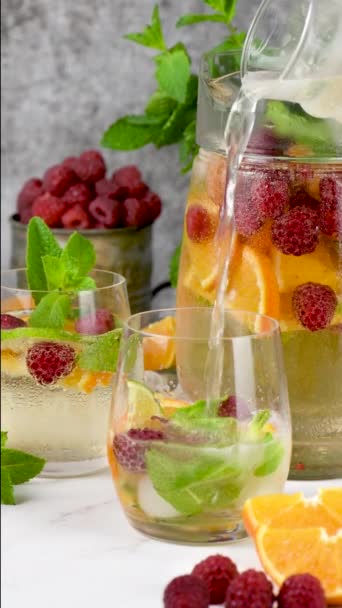 Γεμίζοντας Ένα Ποτήρι Φρούτων Ένα Summer Sangria Κοκτέιλ Λεμονάδα Βατόμουρο — Αρχείο Βίντεο