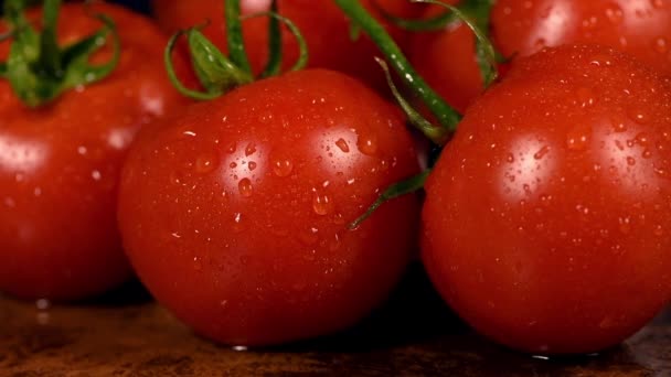 Wasserspritzer Fallen Auf Eine Frische Rote Reife Tomate Auf Einem — Stockvideo