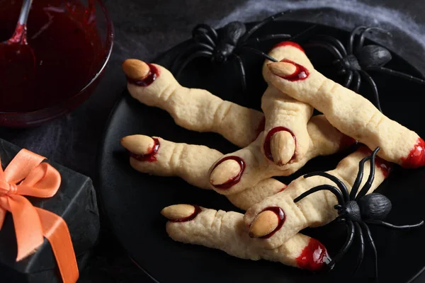 Děsivé Děsivé Čarodějnické Prsty Cukrových Sušenek Malinovou Marmeládou Mandlemi Halloweenu Royalty Free Stock Obrázky