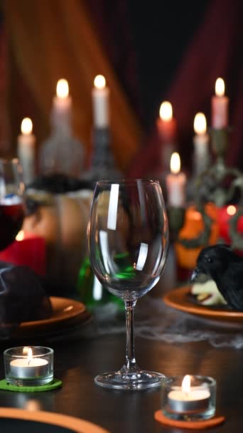 女巫的手在杯子里倒满了红酒 还加了一双冰凉的眼球 让我们开始女巫们的秘密派对吧垂直拍摄 实时拍摄 — 图库视频影像
