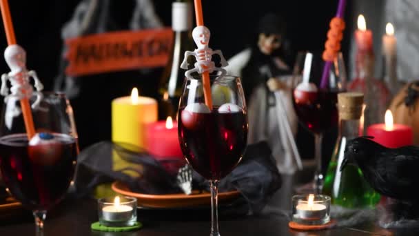 Tischdekorationen Halloween Kerzen Gläser Mit Rotwein Und Krähen Erstellen Sie — Stockvideo