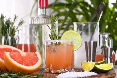 Kokteyl Pembe Paloma, taze sıkılmış kırmızı greyfurt, limon, gümüş tekila suyundan hazırlandı. Organik kokteyl tazeleniyor. 