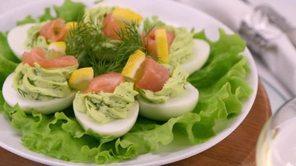 Avokado Somon Limonla Doldurulmuş Yumurta Tatil Masanız Için Mükemmel Bir — Stok video