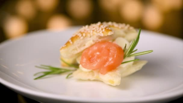 연어와 부드러운 치즈로 모양의 페이스트리의 식욕을 돋우는 음식이었다 식탁에 식욕좋은 — 비디오