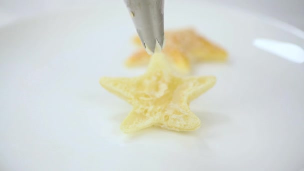 Csinálok Egy Csillag Alakú Puff Tészta Snack Töltött Lazac Lágy — Stock videók
