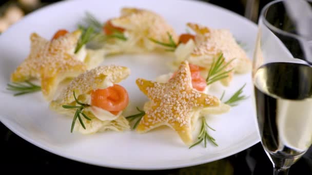 星の形をしたパイ生地のお祝いの前菜 サーモンとソフトチーズを詰め あなたの休日のテーブルのための完璧な前菜 — ストック動画