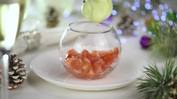 Förbered Ett Enkelt Recept Lax Tomat Avokadosallad Vispad Med Färskost — Stockvideo