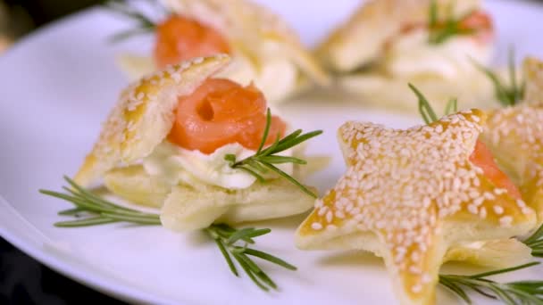 星の形をしたパイ生地のお祝いの前菜 サーモンとソフトチーズを詰め あなたの休日のテーブルのための完璧な前菜 — ストック動画