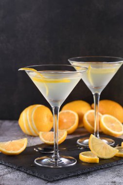 Lezzetli limonlu martini kokteyl için sofistike bir kıvrım sunar. Bu hafif ve tuzlu favori votka, portakal likörü, taze limon suyu ve lezzeti birleştirir..