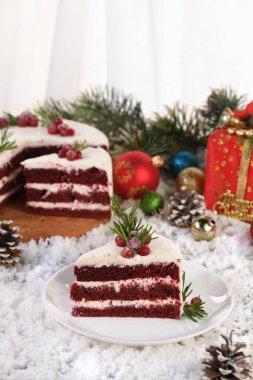 Kırmızı Kadife Kek, beyaz tereyağlı ve Noel çelengi ve biberiye ile süslenmiş geleneksel kırmızı çikolatalı pastadır..