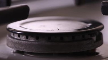 Gazı ocağın üzerinde açıyorum. Makro fotoğrafçılık. Gerçek zamanlı..