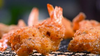 Kızarmış karides ve kıtır kıtır, hazırlaması çok kolay ve lezzetli sonuçların tadını çıkaracaksınız. Ekmek kızartılmış karides yapmak için video tarifleri serisinden bir bölüm. Yakın çekim, Ağır çekim