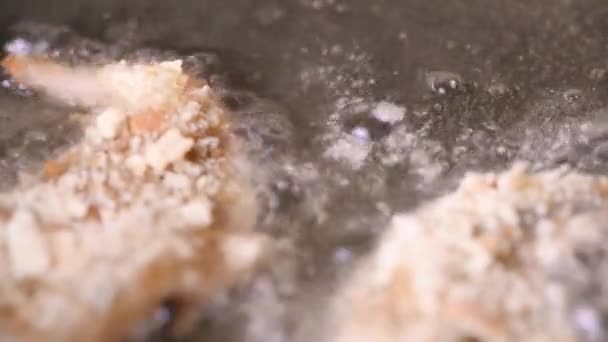 Faire Frire Les Crevettes Fraîches Dans Chapelure Dans Huile Bouillante — Video