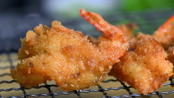 烤虾仁和脆皮 很容易准备 你会享受到美味的结果 从一系列制作烤虾仁的视频配方的史诗 特写镜头 — 图库视频影像