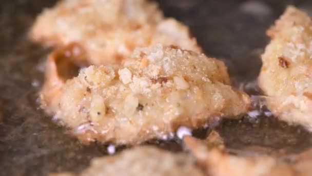 Smażenie Świeżych Krewetek Okruszkach Chleba Wrzącym Oleju Patelni Odcinek Serii — Wideo stockowe