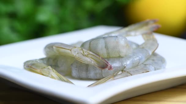 Main Prend Les Crevettes Crues Pelées Plaque Épisode Une Série — Video