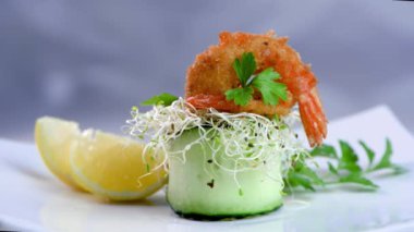 Salatalık aperatifi, mikroyeşillik yatağında kızarmış karides.