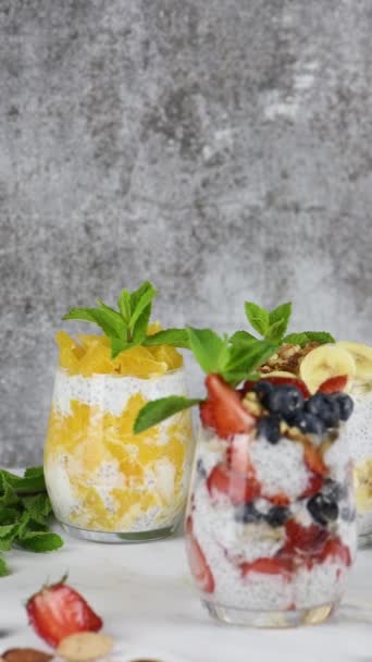 Ten Chia Pudding Jest Wykonany Greckiego Jogurtu Kawałków Owoców Miodu — Wideo stockowe