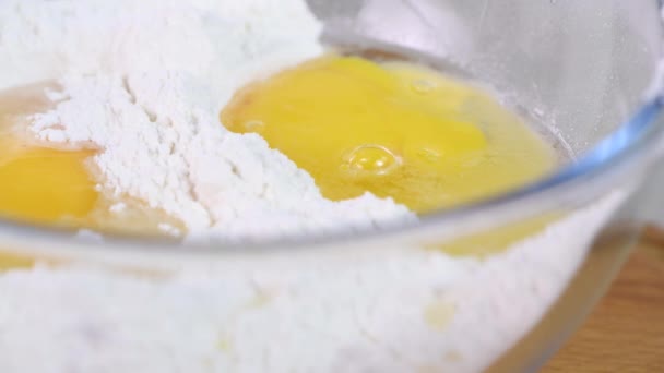 盐作为一种配料 加入面团中制成薄薄的煎饼 一系列视频食谱中的一部分 特写镜头 — 图库视频影像