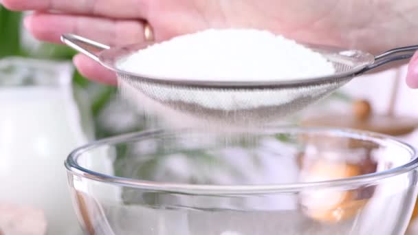 팬케이크를위한 반죽을 준비하기 스카프와 시프트 밀가루 일련의 비디오 요리법 하나입니다 — 비디오
