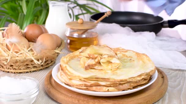 Auf Einem Teller Frisch Gebackene Dünne Pfannkuchen Mit Honig Übergießen — Stockvideo