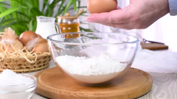Nehmen Die Eier Brechen Und Zum Mehl Geben Mit Salz — Stockvideo