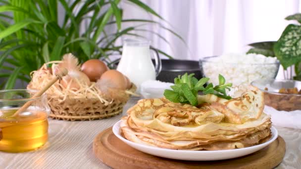 新鲜烘焙的自制薄煎饼放在有蜂蜜和薄荷的盘子里 一系列视频食谱中的一个 从左到右的动作 慢动作 — 图库视频影像