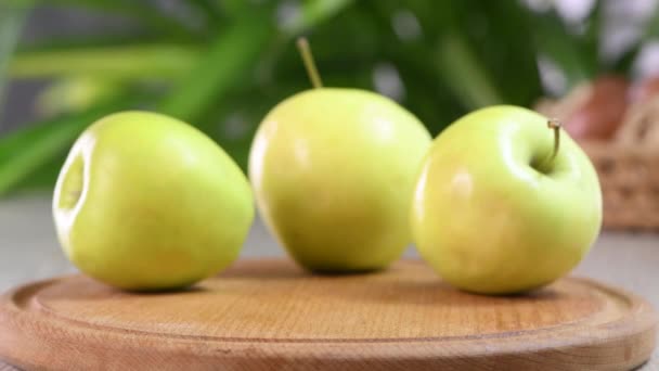 让我们准备一下法式苹果煎饼的配料 剥下苹果 切成薄片 一系列视频食谱中的一部分 法国苹果煎饼配方 — 图库视频影像