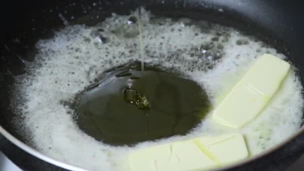 准备奶油焦糖酱 加入蜂蜜和肉桂到融化的黄油中 一系列视频食谱中的一部分 法国苹果煎饼配方 — 图库视频影像