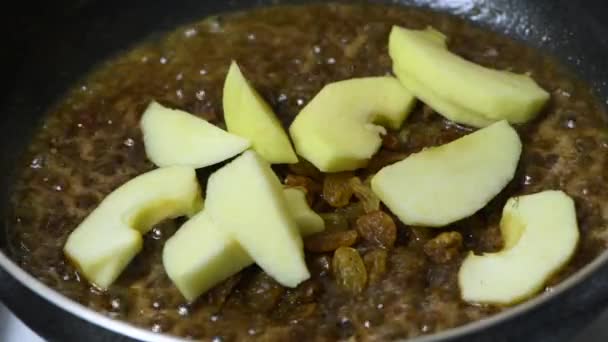 在奶油焦糖酱中加入葡萄干和切碎的苹果 搅拌均匀 一系列视频食谱中的一部分 法国苹果煎饼配方 — 图库视频影像
