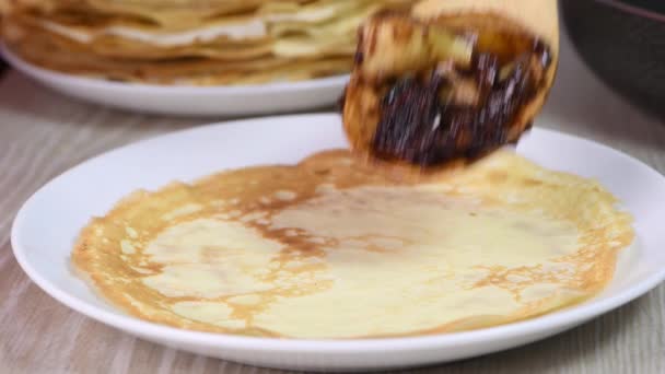 Llene Los Panqueques Con Trozos Fritos Manzanas Pasas Salsa Mantequilla — Vídeo de stock
