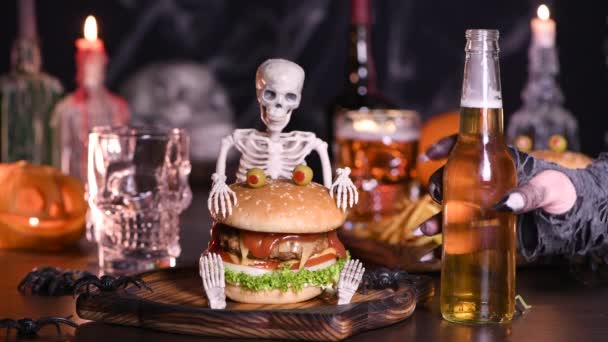 Ruka Čarodějnic Otevře Nalije Pivo Sklenice Stole Monster Burger Sedící — Stock video