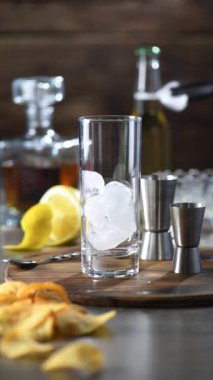 Zencefilli birayla viski kokteyli. Bir viski bardağı ya da Collins bardağını buzla doldurun, 50 mg viski ve 25 mg limon suyu ekleyin. Zencefilli biranın üstü. Limon aromalı garnitür. Gerçek zamanlı..